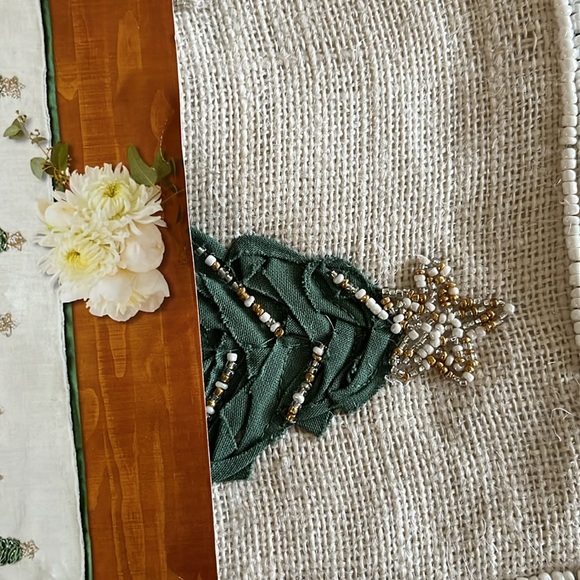 Holiday table runner. - Picture 3 of 7